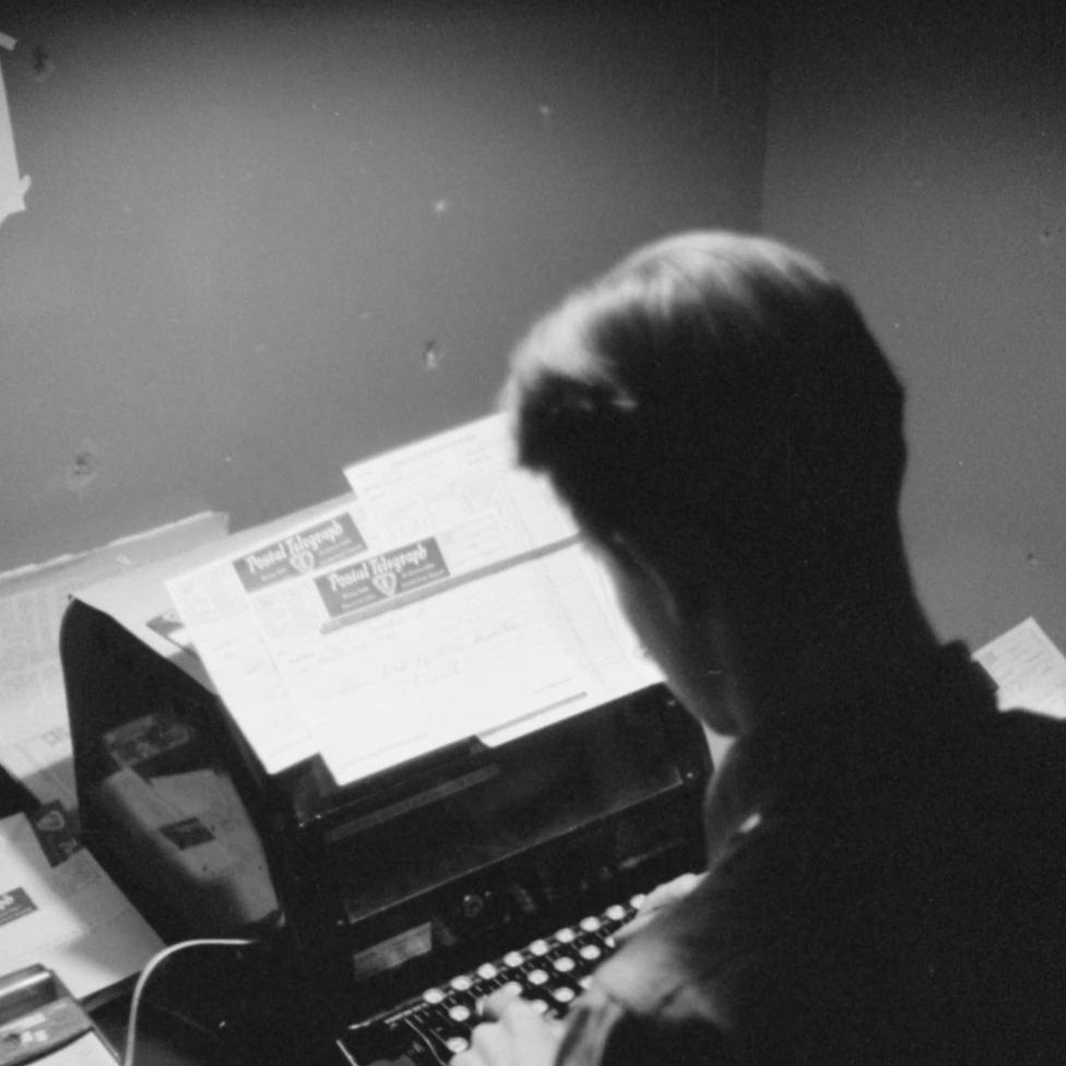 Acerca de P.L.T. 6 Imagen de una persona tecleando en una máquina de escribir.